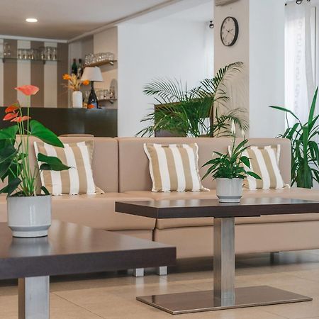 Hotel Carmen Riccione Bagian luar foto