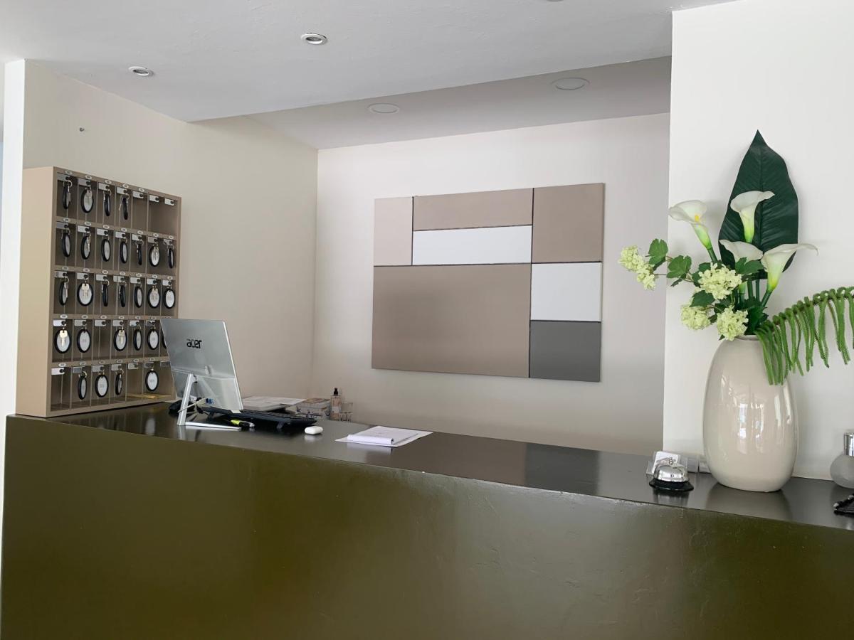 Hotel Carmen Riccione Bagian luar foto