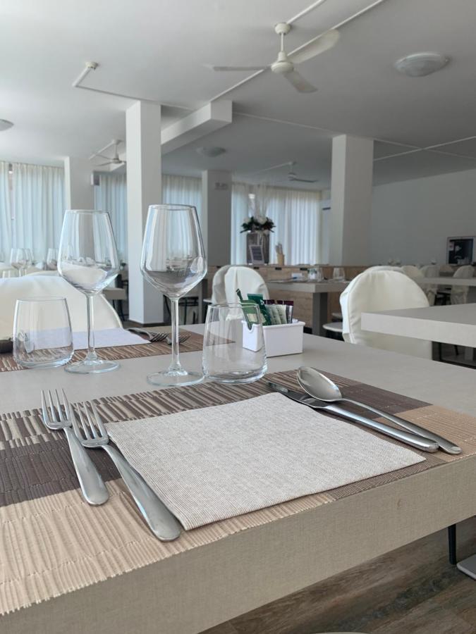 Hotel Carmen Riccione Bagian luar foto