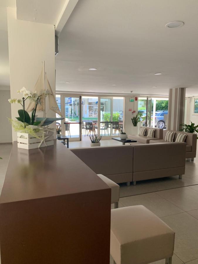 Hotel Carmen Riccione Bagian luar foto