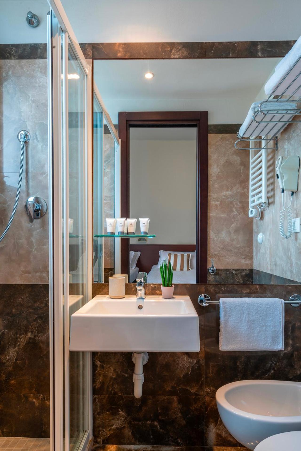 Hotel Carmen Riccione Bagian luar foto