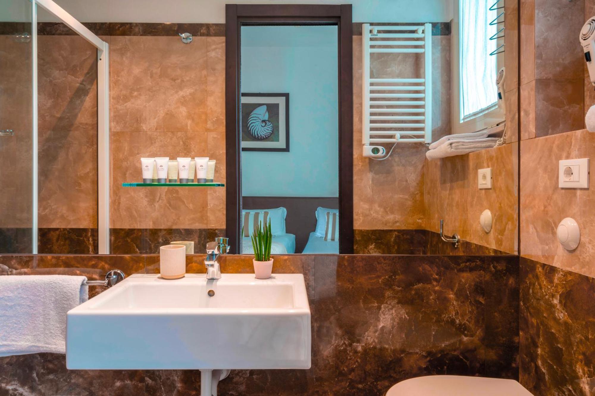 Hotel Carmen Riccione Bagian luar foto