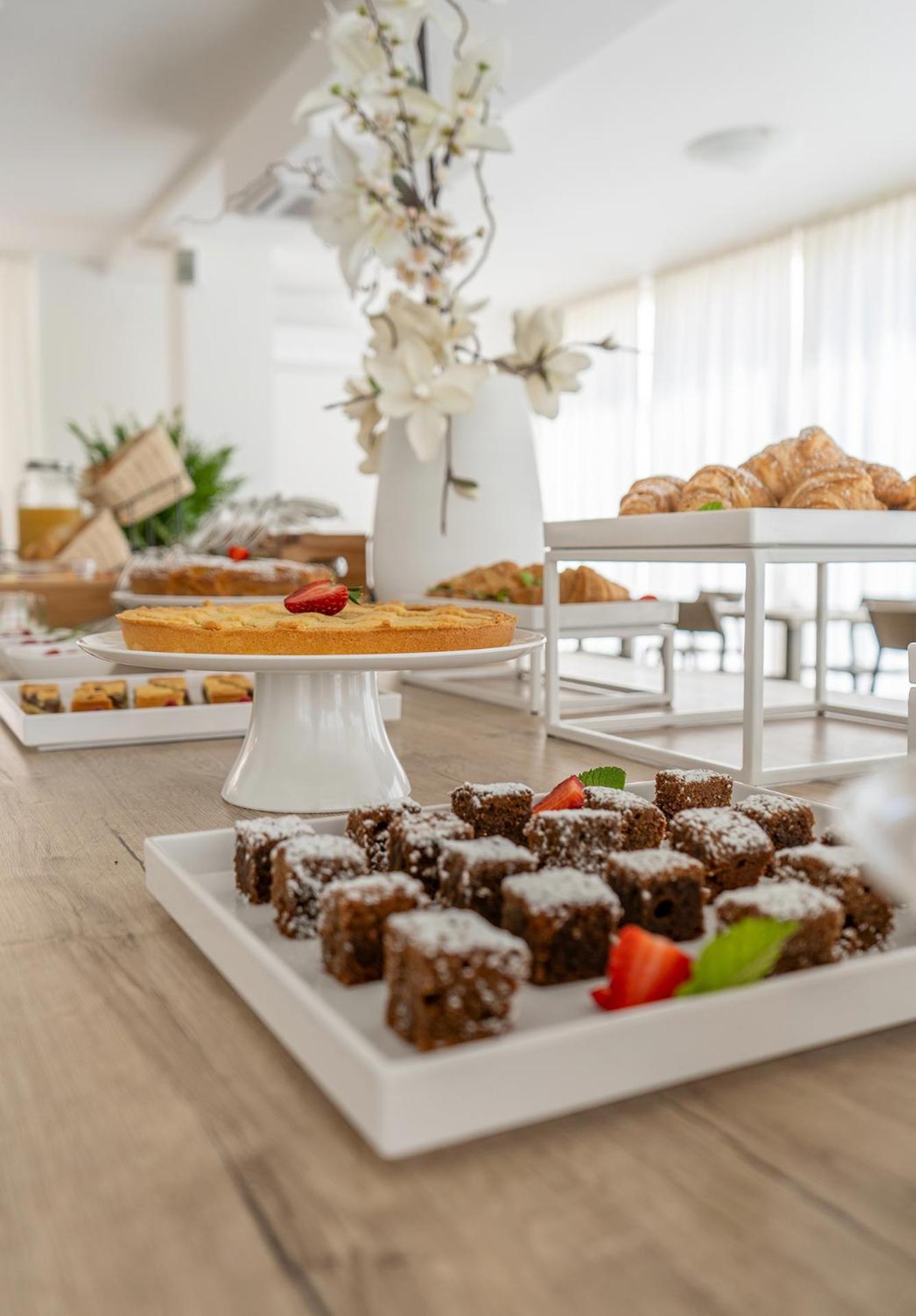Hotel Carmen Riccione Bagian luar foto