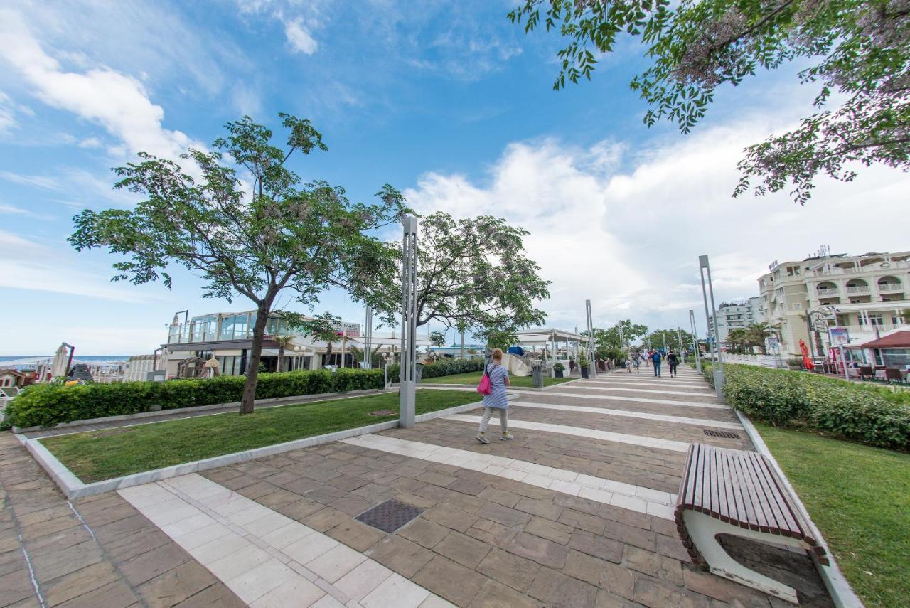 Hotel Carmen Riccione Bagian luar foto